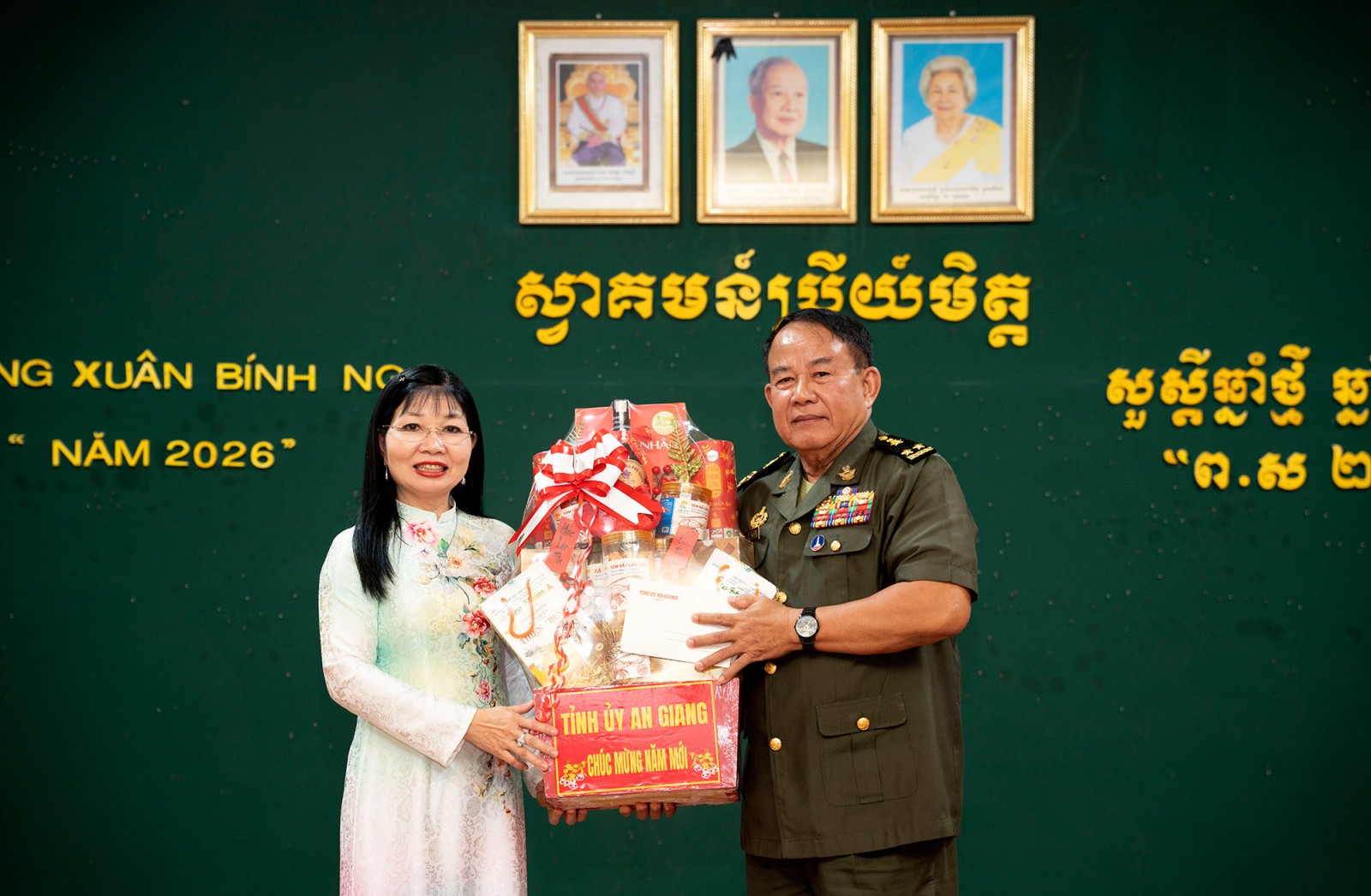 Đồng chí Trần Thị Thanh Hương chúc Tết Chôl Chnăm Thmây tại Bộ Tư lệnh Quân khu 3 - Quân đội Hoàng gia Campuchia