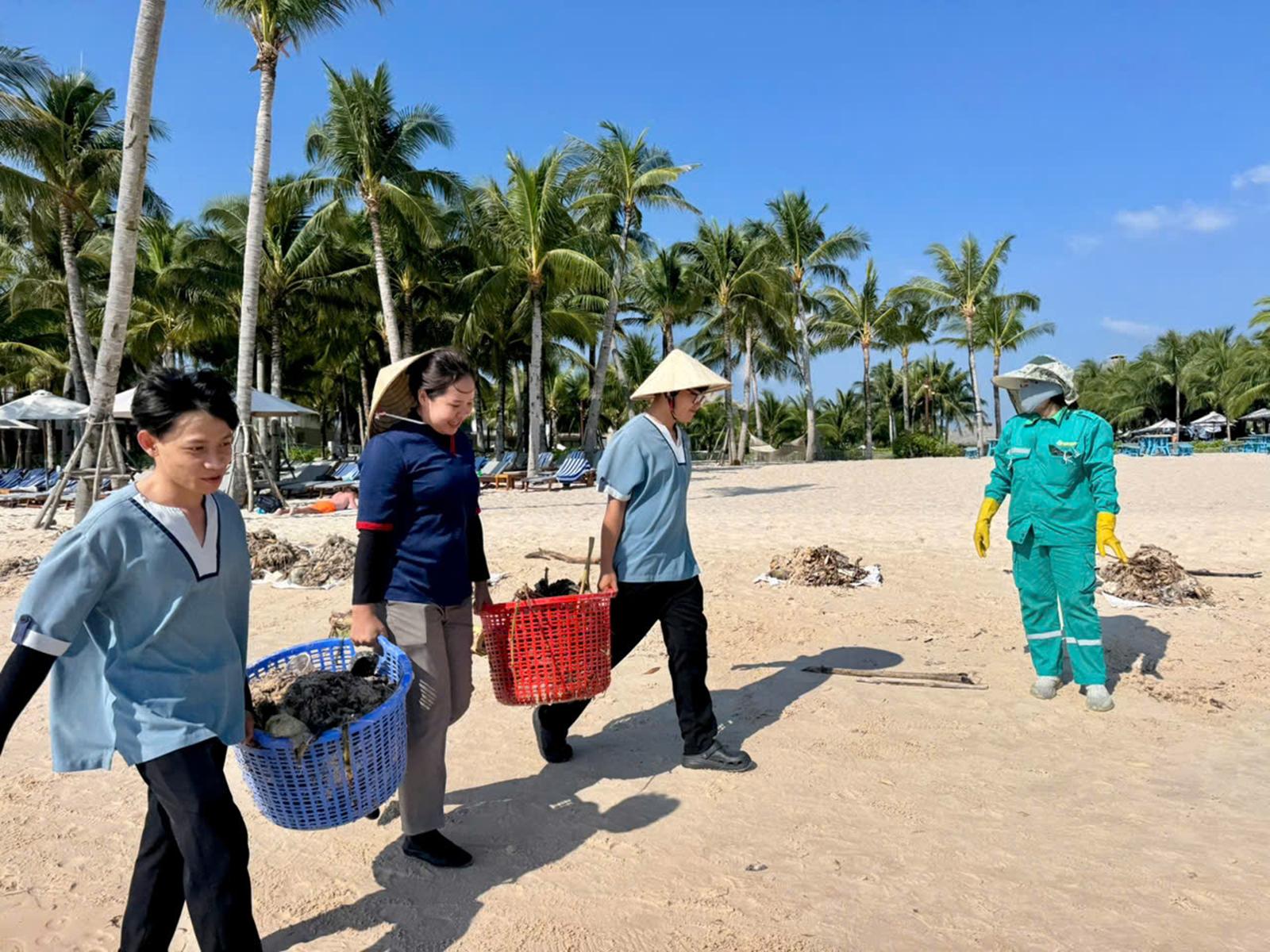Hàng trăm người làm sạch bãi biển Phú Quốc mỗi ngày