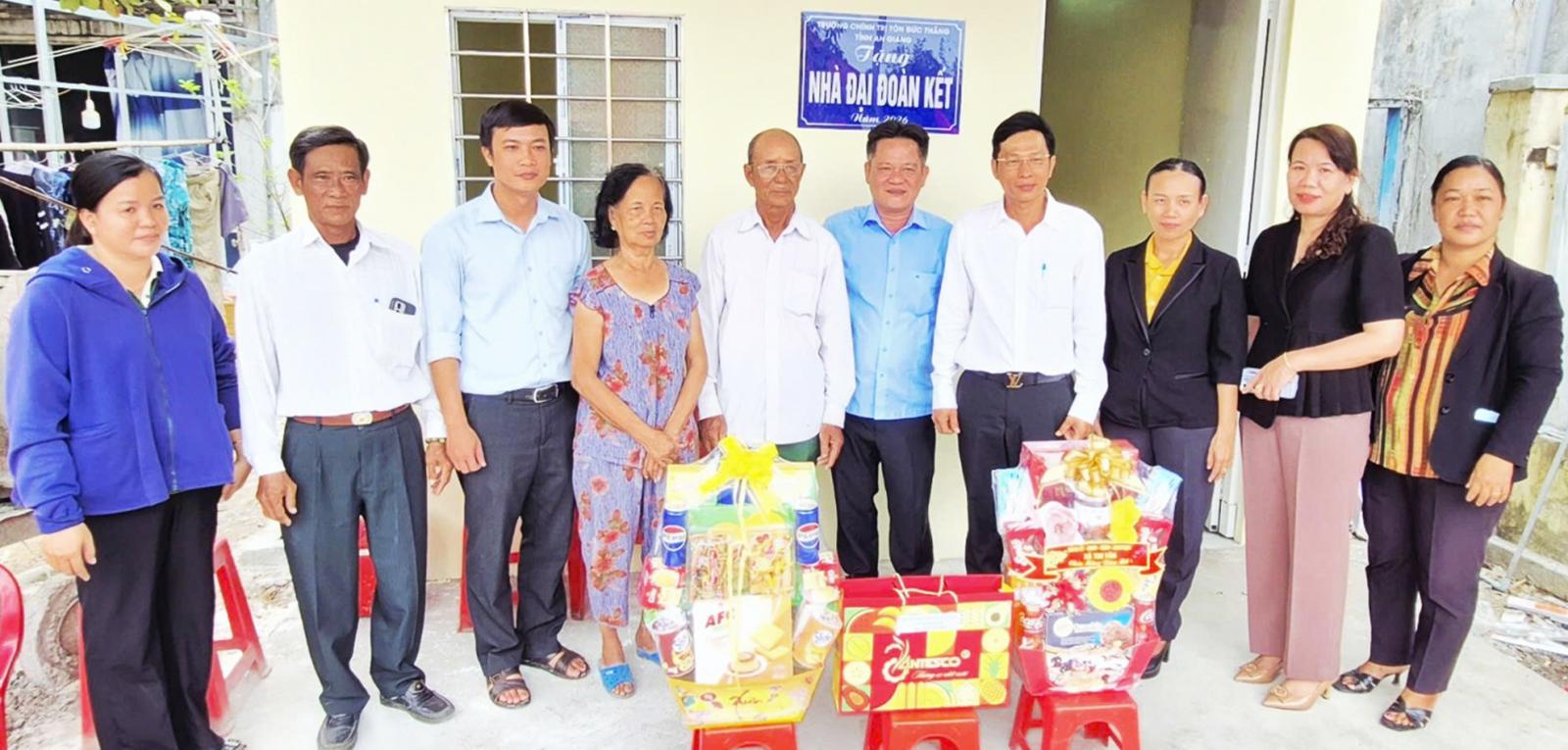 Bàn giao nhà Đại đoàn kết tại xã Tri Tôn