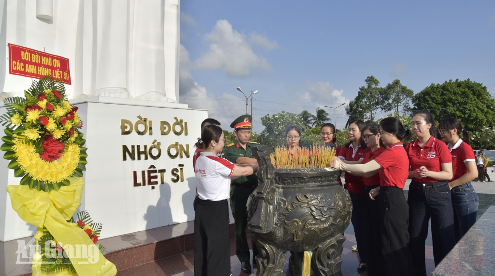 Viettel An Giang thắp hương, thay mới hoa gần 5.000 phần mộ liệt sĩ
