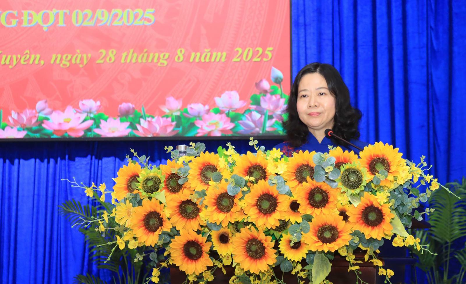 Phó Bí thư Thường trực Đảng ủy phường Long Xuyên, Võ Thị Xuân Kiều phát biểu ôn lại truyền thống các ngày kỷ niệm