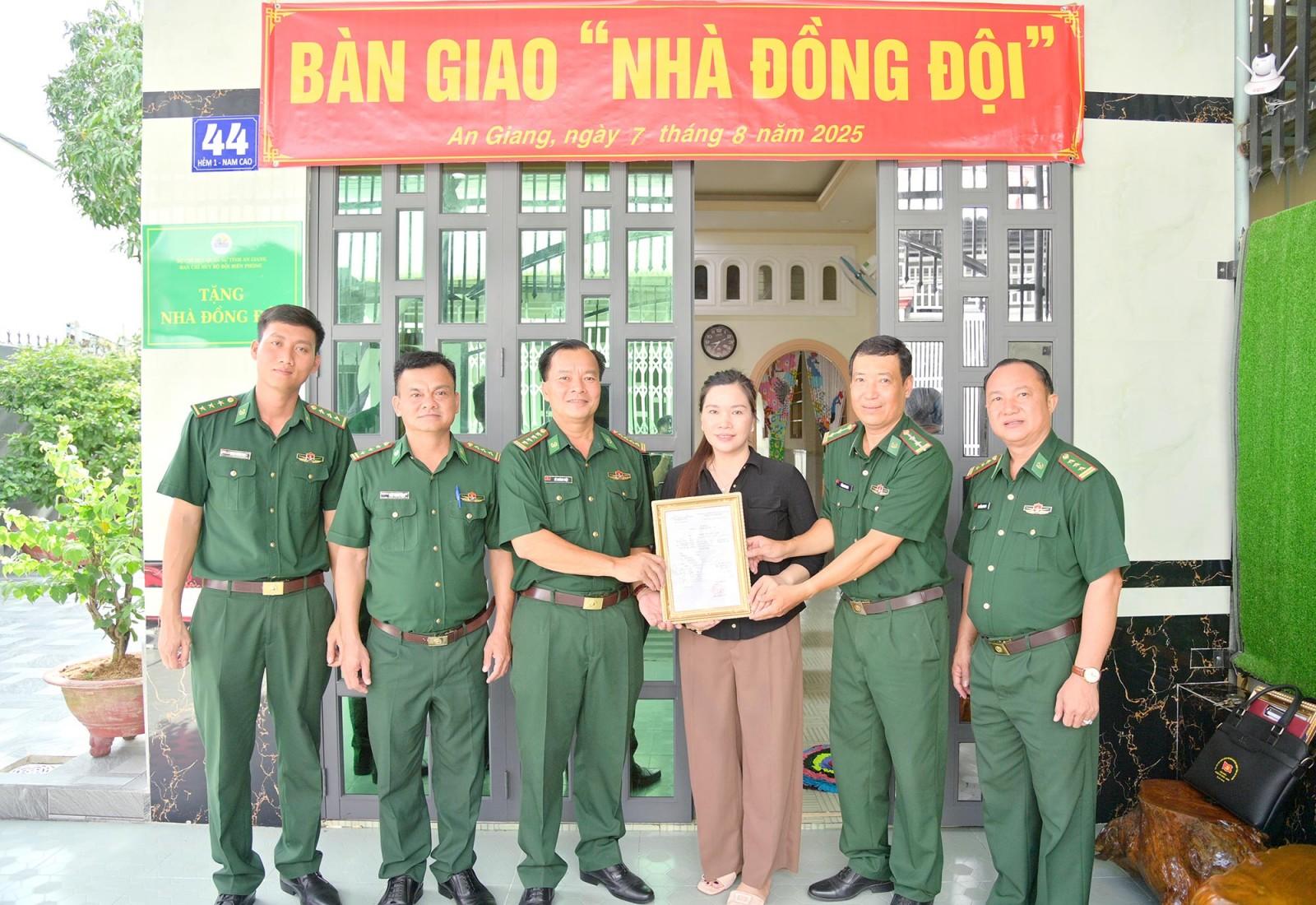 Bộ đội Biên phòng tỉnh An Giang bàn giao 3 căn nhà Đồng đội