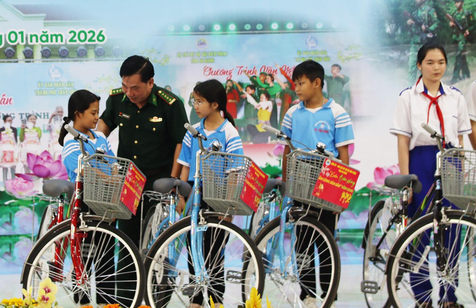 Nhiều nguồn lực chăm lo xuân tại biên giới Vĩnh Xương