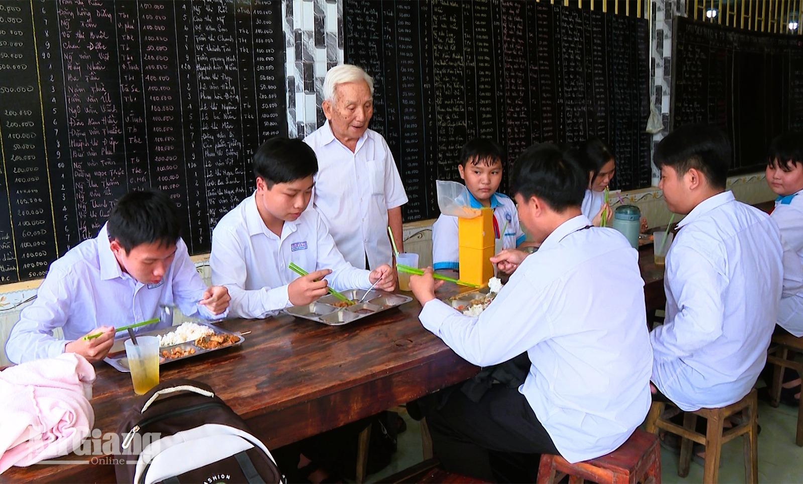 Vĩnh Trạch giữ lửa nhà ăn tình thương đầu năm học mới