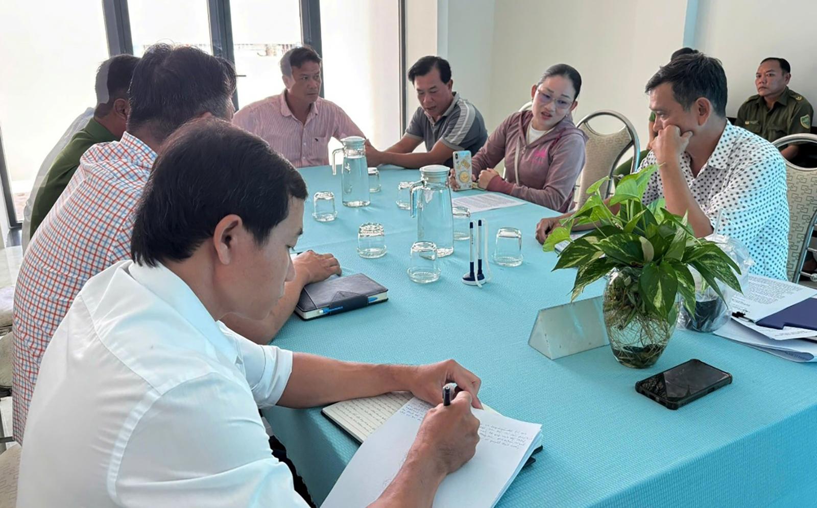 Trao thông báo cưỡng chế 3 hộ dân vi phạm lĩnh vực đất đai tại đầm Đông Hồ