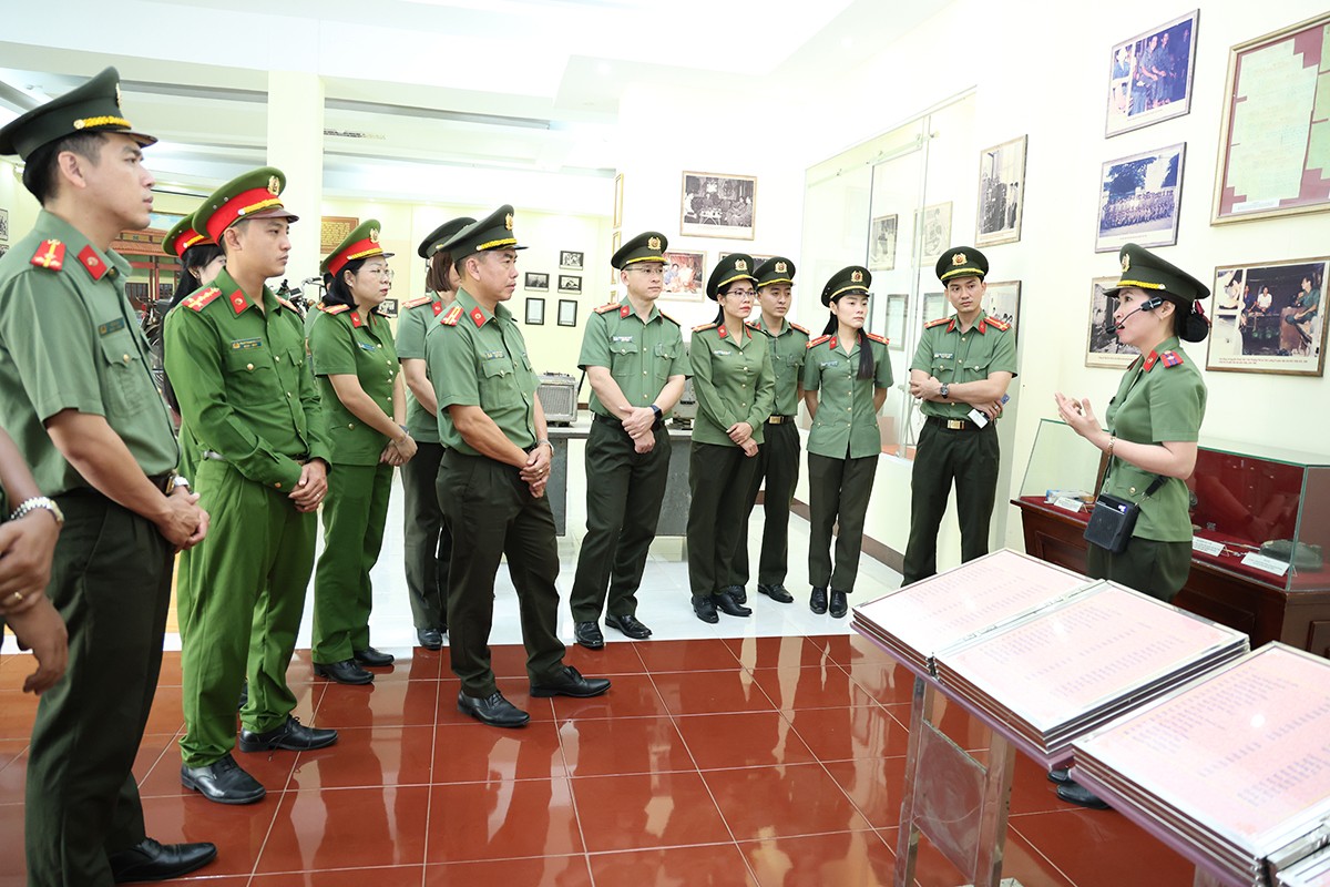 Đo&agrave;n nghe thuyết minh về Kế hoạch phản gi&aacute;n CM12