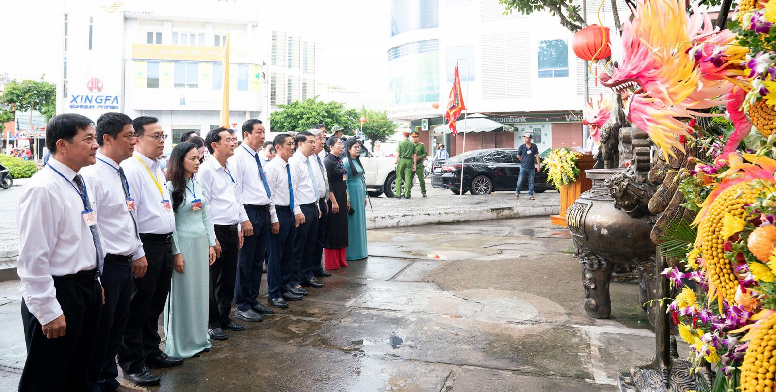 Thắp hương Bia ghi dấu địa điểm Anh hùng dân tộc Nguyễn Trung Trực bị giặc Pháp hành hình năm 1868