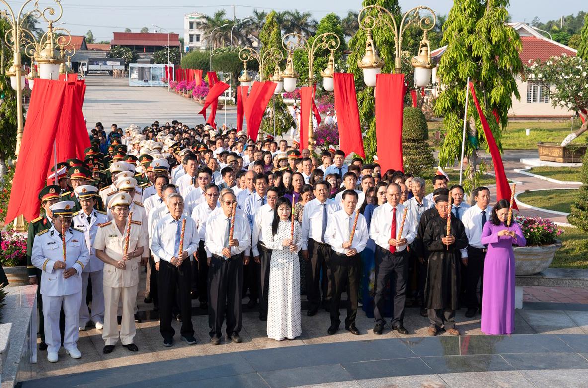 Lãnh đạo tỉnh An Giang viếng Nghĩa trang liệt sĩ tỉnh