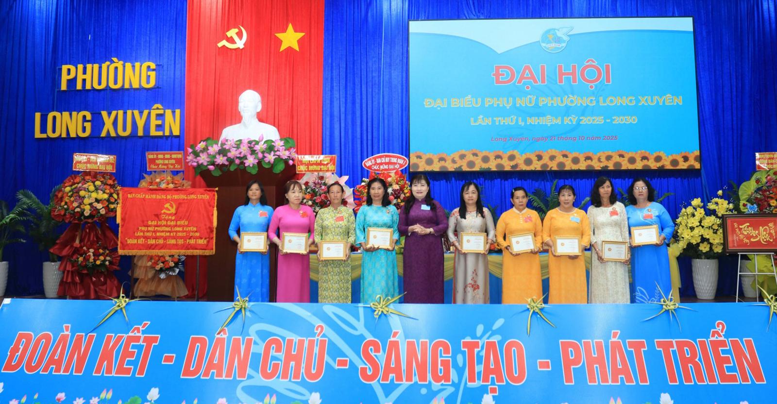 Đồng chí Thái Thị Duy Ngân, Phó Chủ tịch Hội liên hiệp Phụ nữ tỉnh An Giang trao Kỷ niệm Chương “Vì sự nghiệp phát triển của Phụ nữ Việt Nam”.