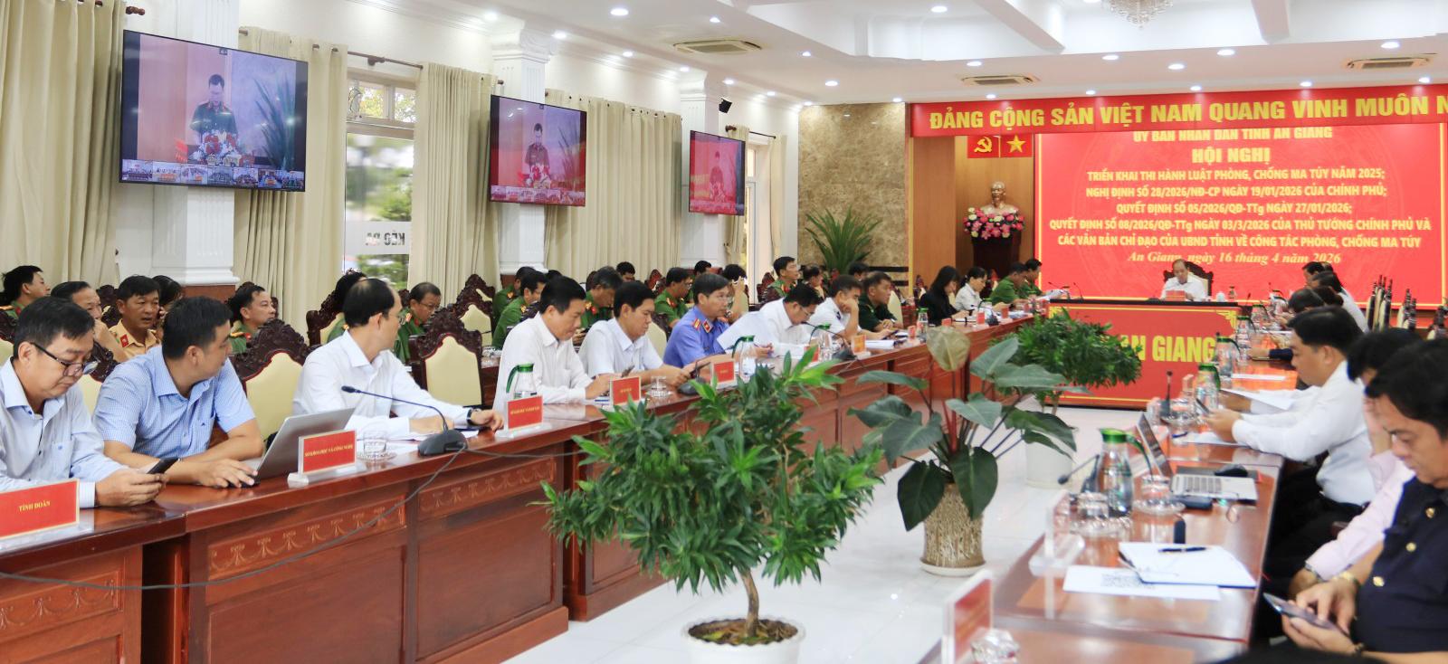 Quang cảnh hội nghị trực tiếp tại UBND tỉnh