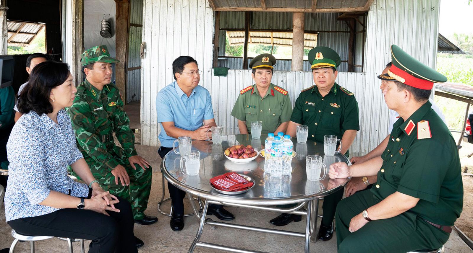 Bí thư Tỉnh ủy An Giang Nguyễn Tiến Hải khảo sát tuyến biên giới hai xã Vĩnh Gia, Ba Chúc và phường Tịnh Biên