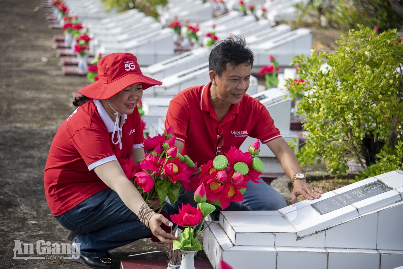 Viettel An Giang thắp hương, thay mới hoa gần 5.000 phần mộ liệt sĩ