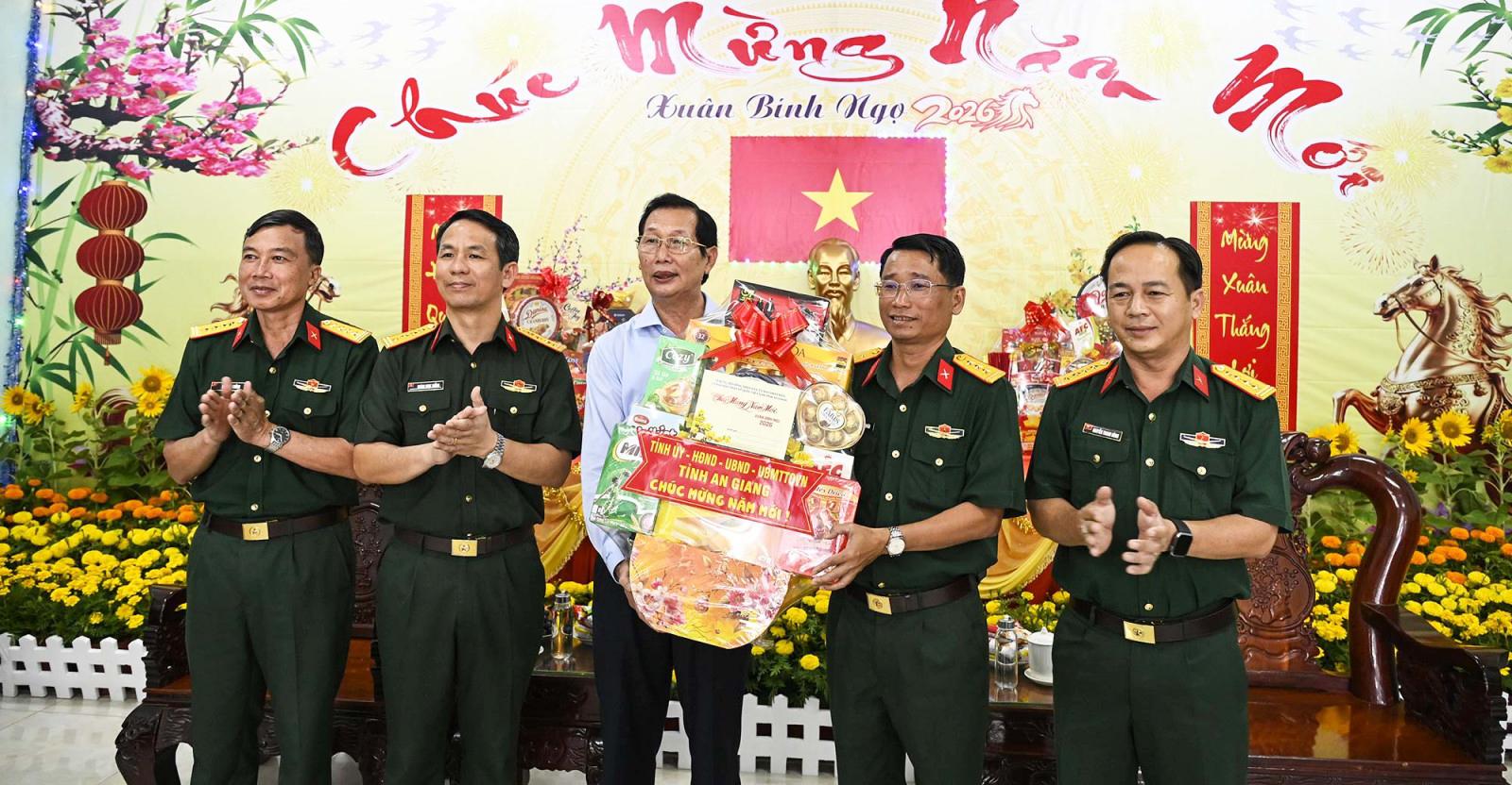 Phó Chủ tịch UBND tỉnh An Giang Lê Văn Phước chúc tết tại xã Tri Tôn, hai phường Chi Lăng và Tịnh Biên