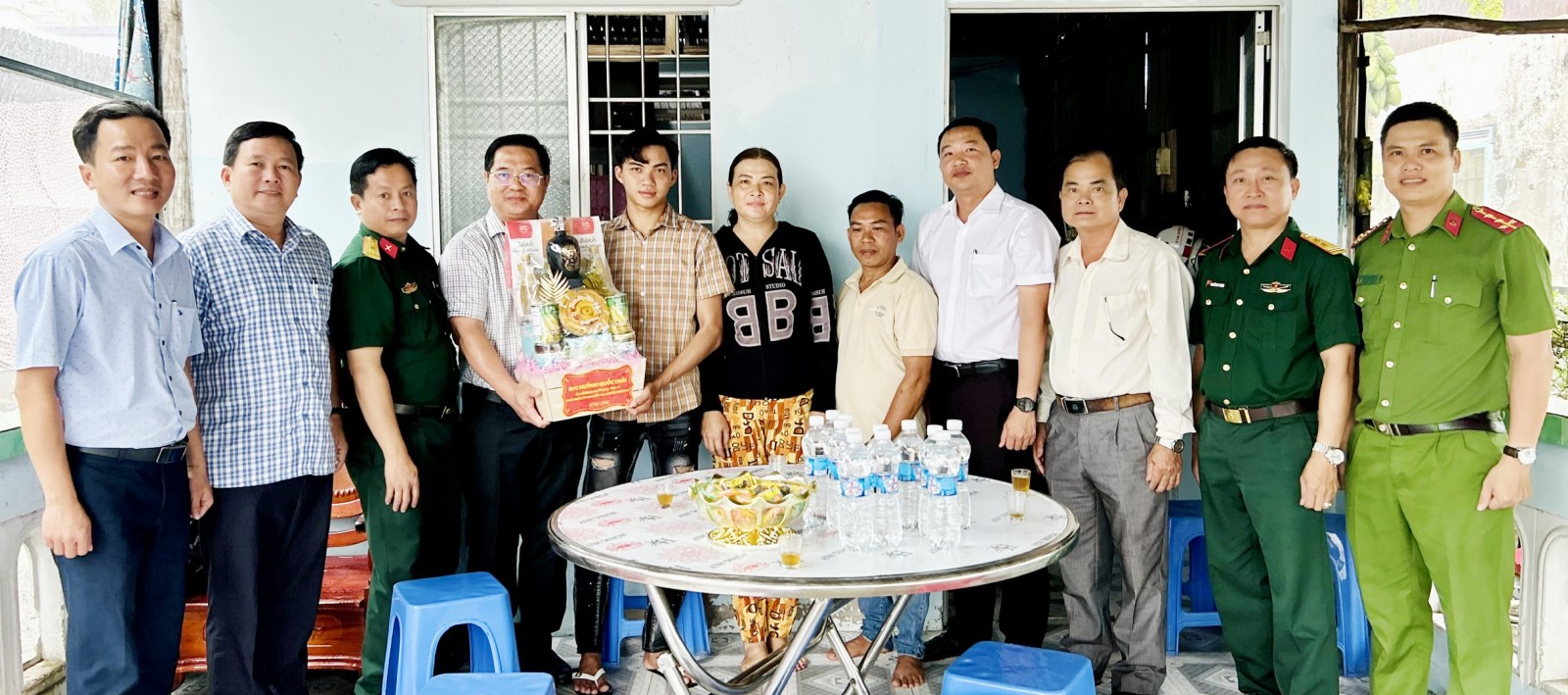 Chủ nhiệm Ủy ban Kiểm tra Tỉnh ủy An Giang Huỳnh Quốc Thái thăm gia đình tân binh, kiểm tra công tác chuẩn bị bầu cử xã Bình Sơn