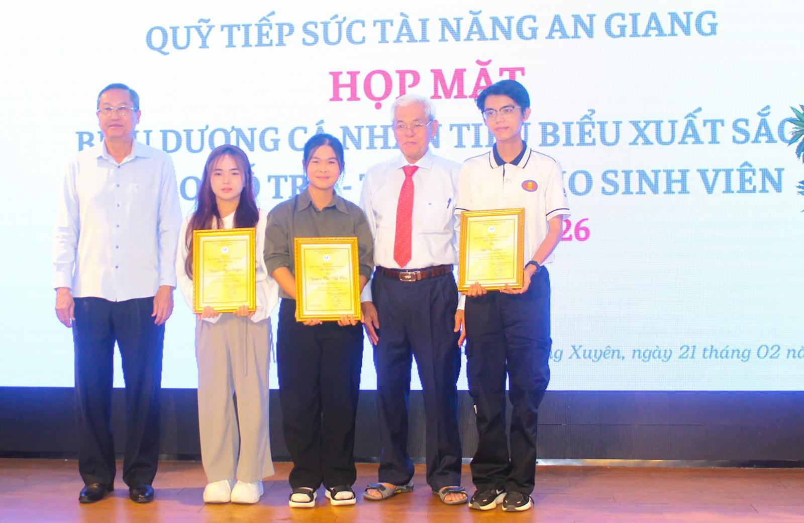 Họp mặt biểu dương cá nhân tiêu biểu xuất sắc và trao tài trợ cho sinh viên tài năng An Giang