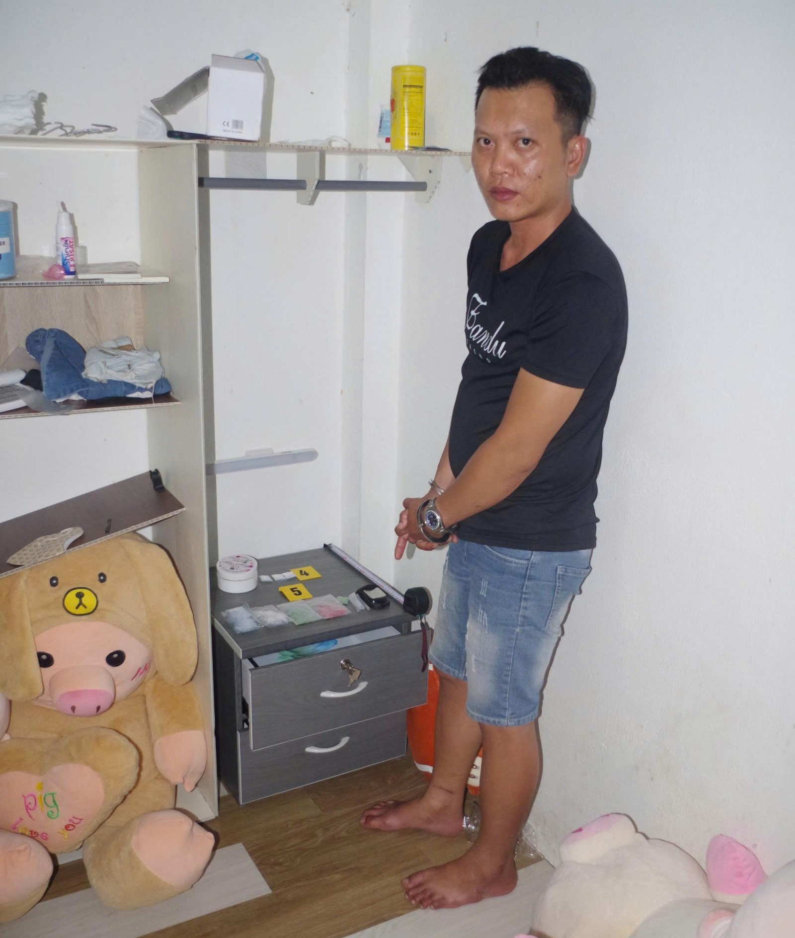 Tạm giữ hình sự 8 đối tượng tổ chức sử dụng và mua bán trái phép chất ma túy