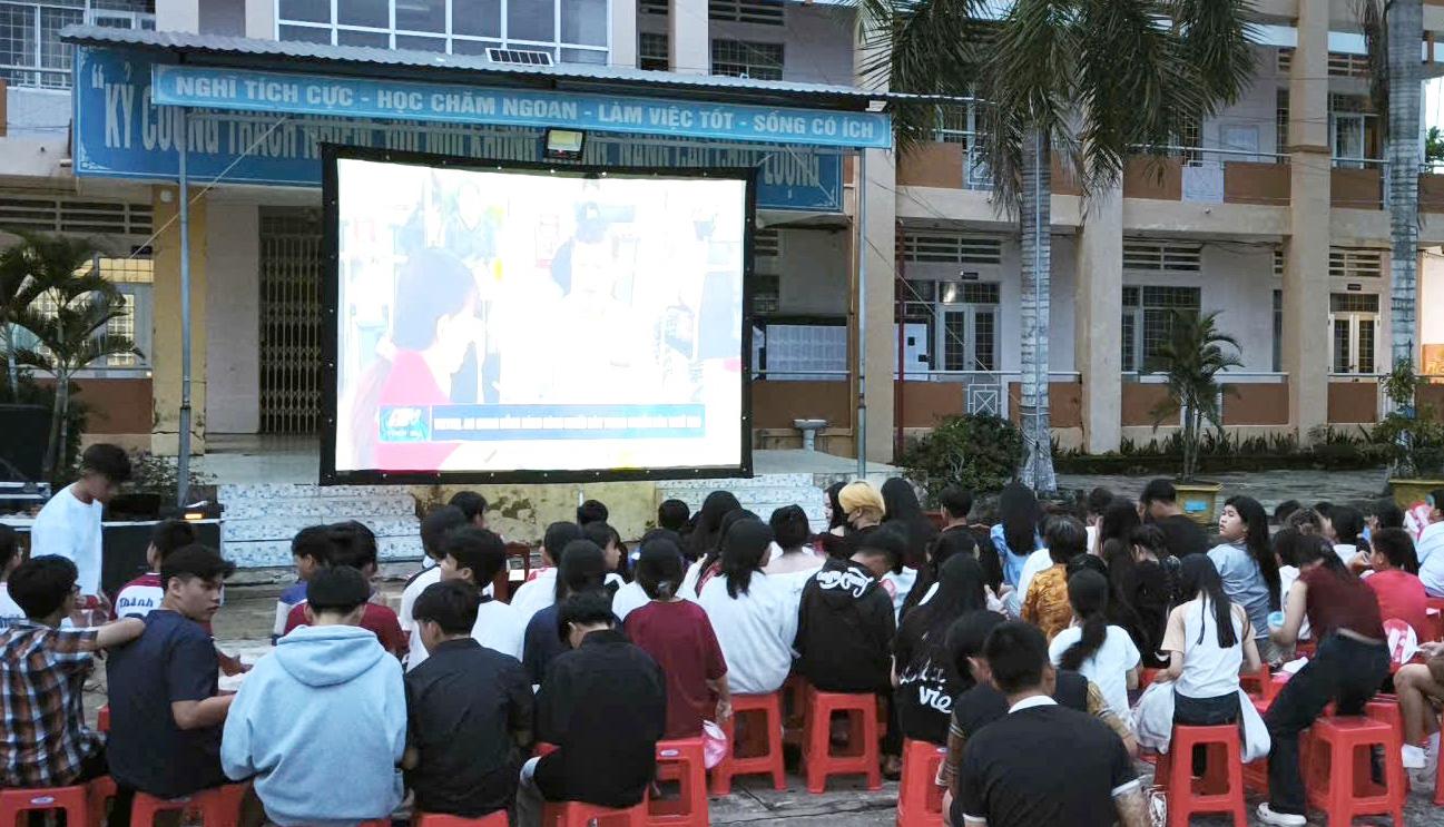 Phim lịch sử về với cơ sở