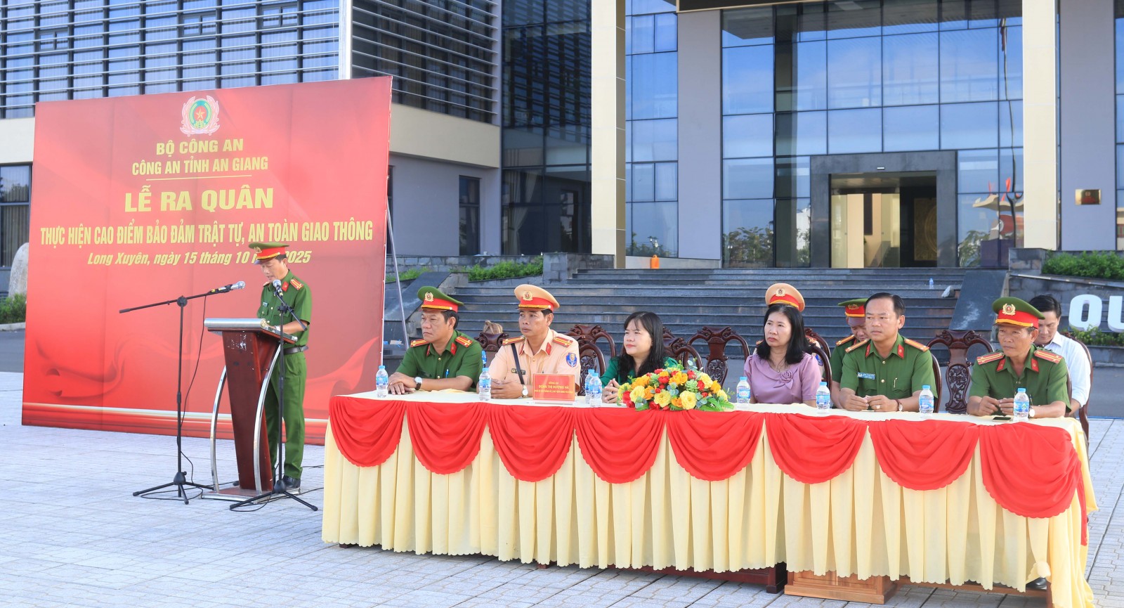 Đại biểu tham dự lễ ra quân ở phường Long Xuyên