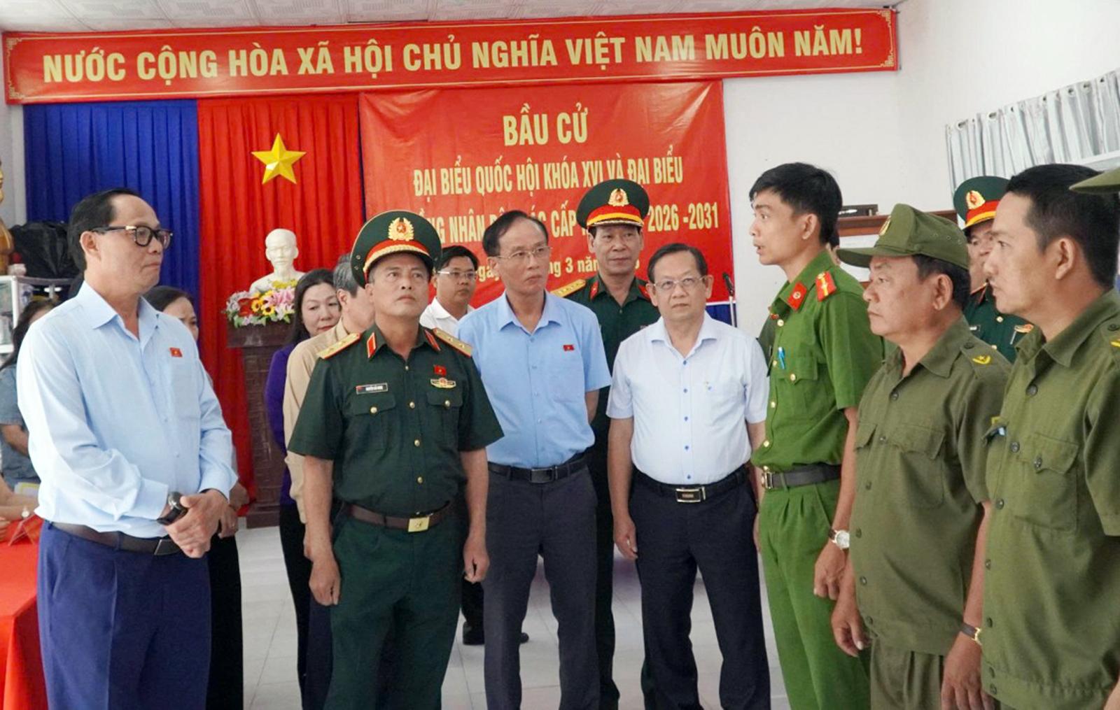 Phó Chủ tịch Quốc hội, Thượng tướng Trần Quang Phương kiểm tra công tác bầu cử tại An Giang