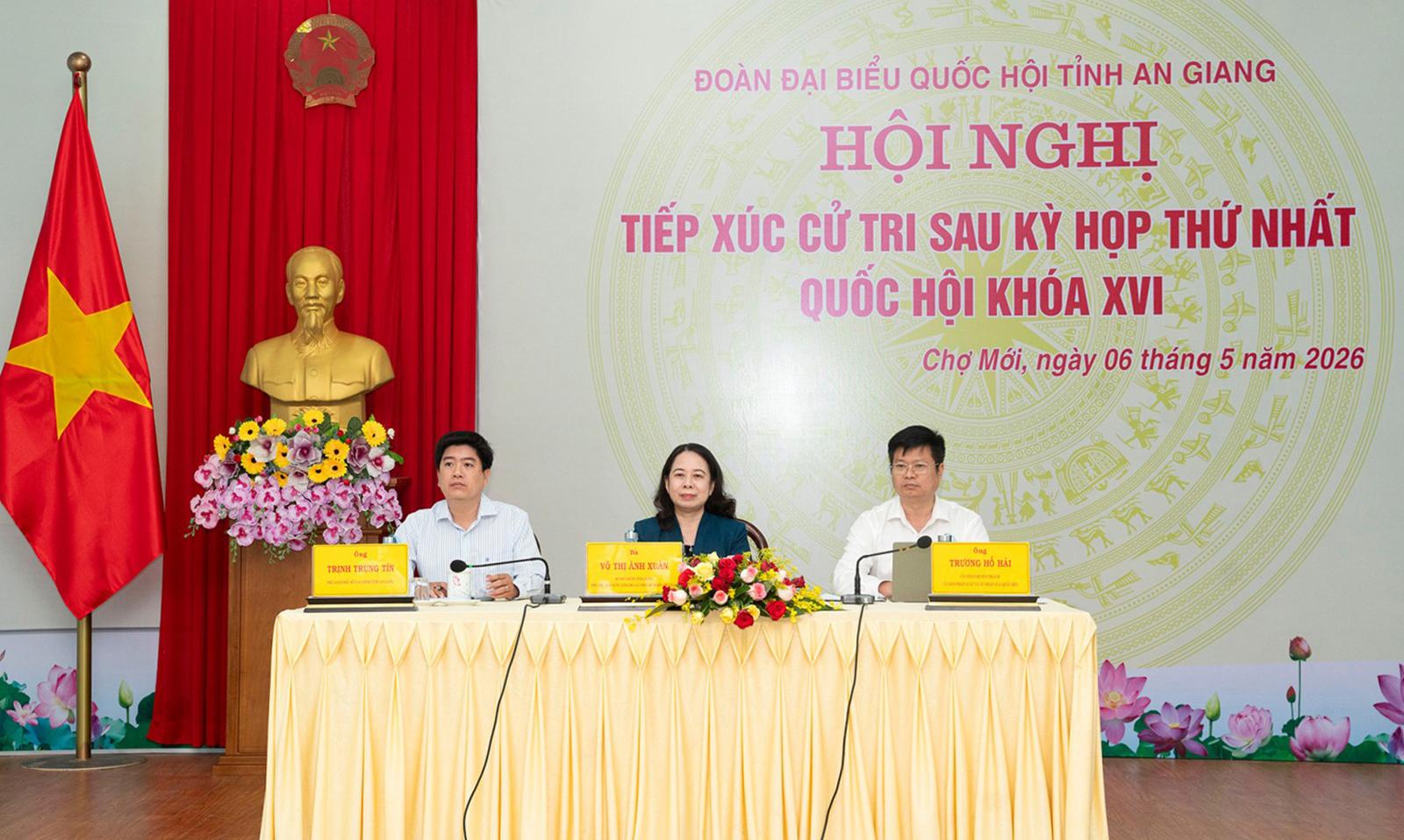 Phó Chủ tịch nước Võ Thị Ánh Xuân tiếp xúc cử tri xã Chợ Mới