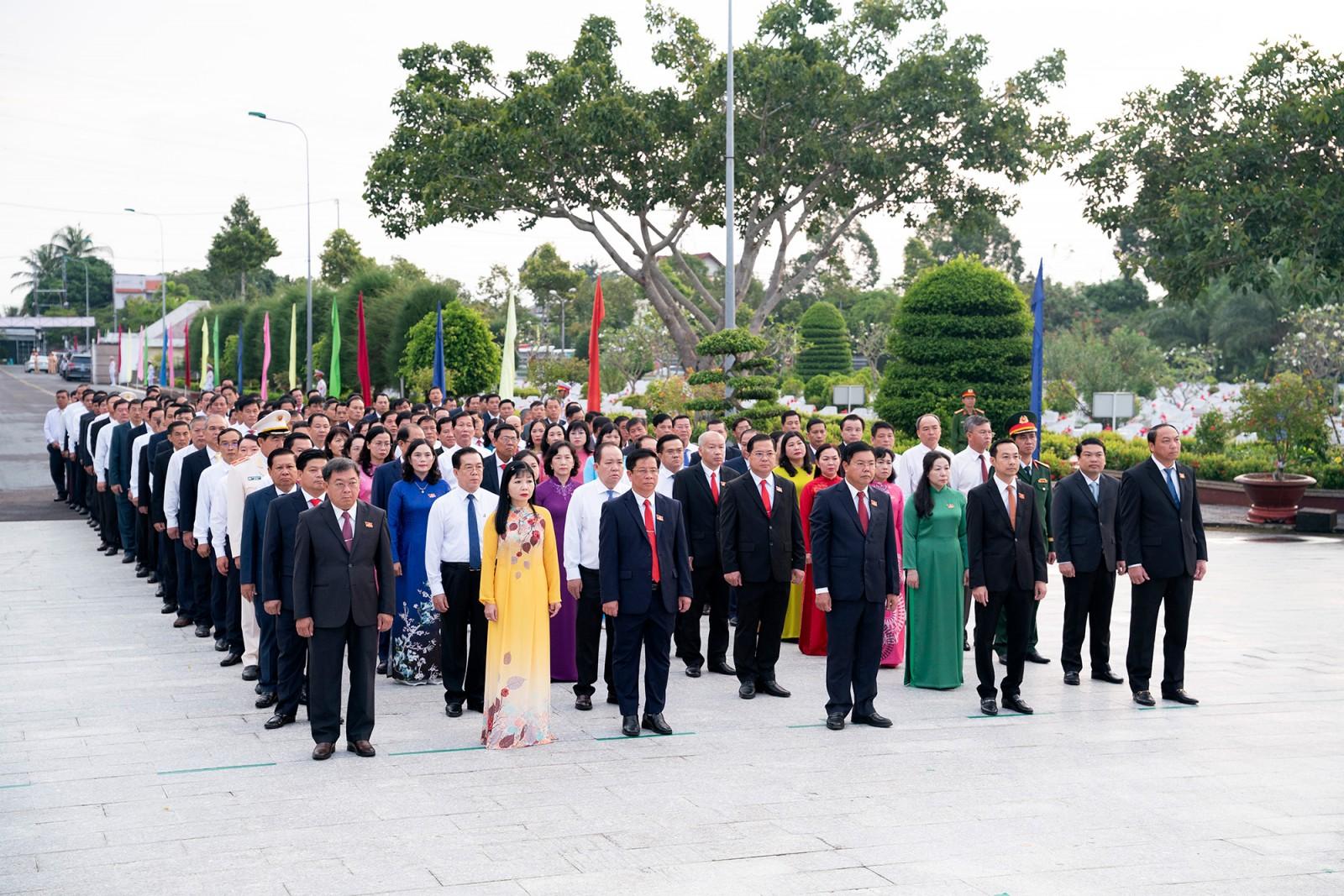 Đoàn đại biểu dự Đại hội Đảng bộ tỉnh An Giang lần thứ I, nhiệm kỳ 2025 - 2030 viếng Nghĩa trang liệt sĩ tỉnh