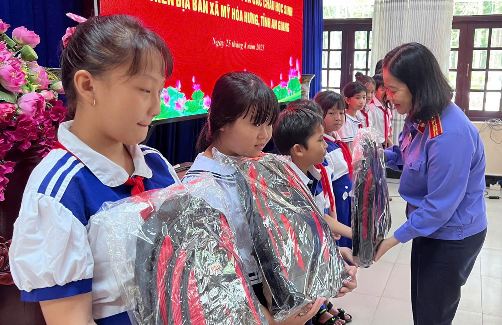 Tặng quà cho các hộ gia đình và học sinh