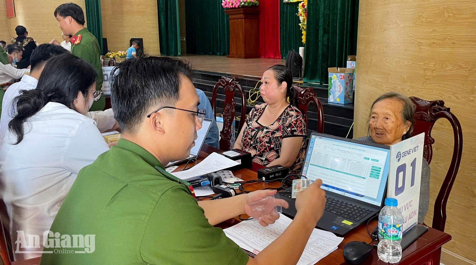 Kiểm tra thông tin các thân nhân liệt sĩ trước khi lấy mẫu ADN