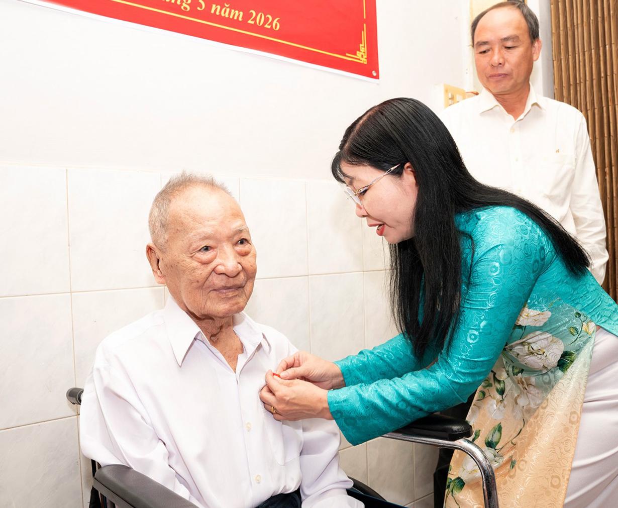 Đồng chí Trần Thị Thanh Hương trao Huy hiệu 80 năm tuổi Đảng cho đảng viên lão thành