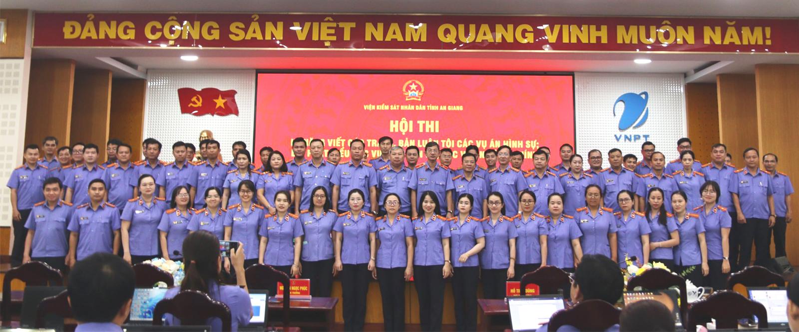 Hơn 60 thí sinh thi viết cáo trạng, bản luận tội Ban Tổ chức Cuộc thi chụp ảnh lưu niệm cùng các thí sinh.