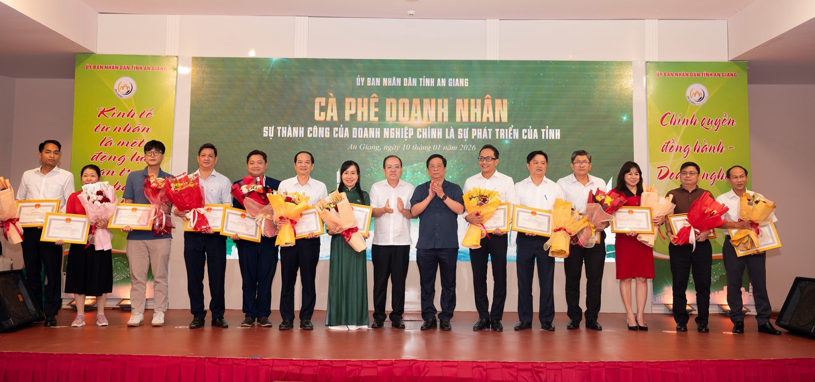 Chủ tịch UBND tỉnh An Giang Hồ Văn Mừng chủ trì chương trình “Cà phê doanh nhân” tháng 1/2026