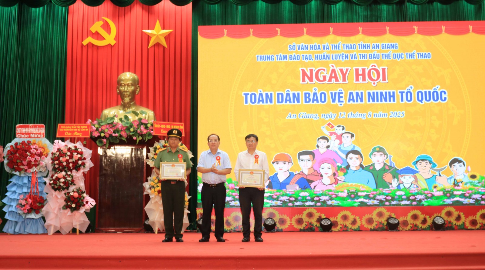 An Giang tổ chức Ngày hội Toàn dân bảo vệ an ninh Tổ quốc năm 2025 Đồng chí Nguyễn Thanh Phong, Ủy viên BTV Tỉnh ủy, Phó Chủ tịch Thường trực UBND tỉnh trao Bằng khen UBND tỉnh cho tập thể, cá nhân