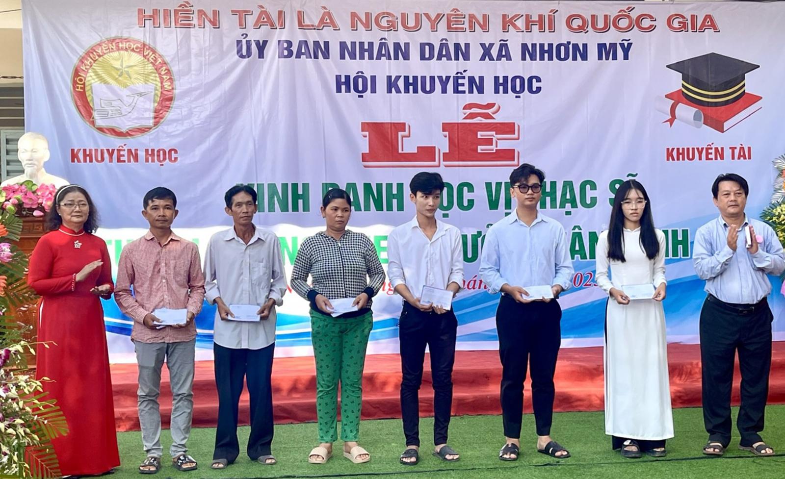 UBND xã Nhơn Mỹ vinh danh thạc sĩ và tuyên dương tân sinh viên