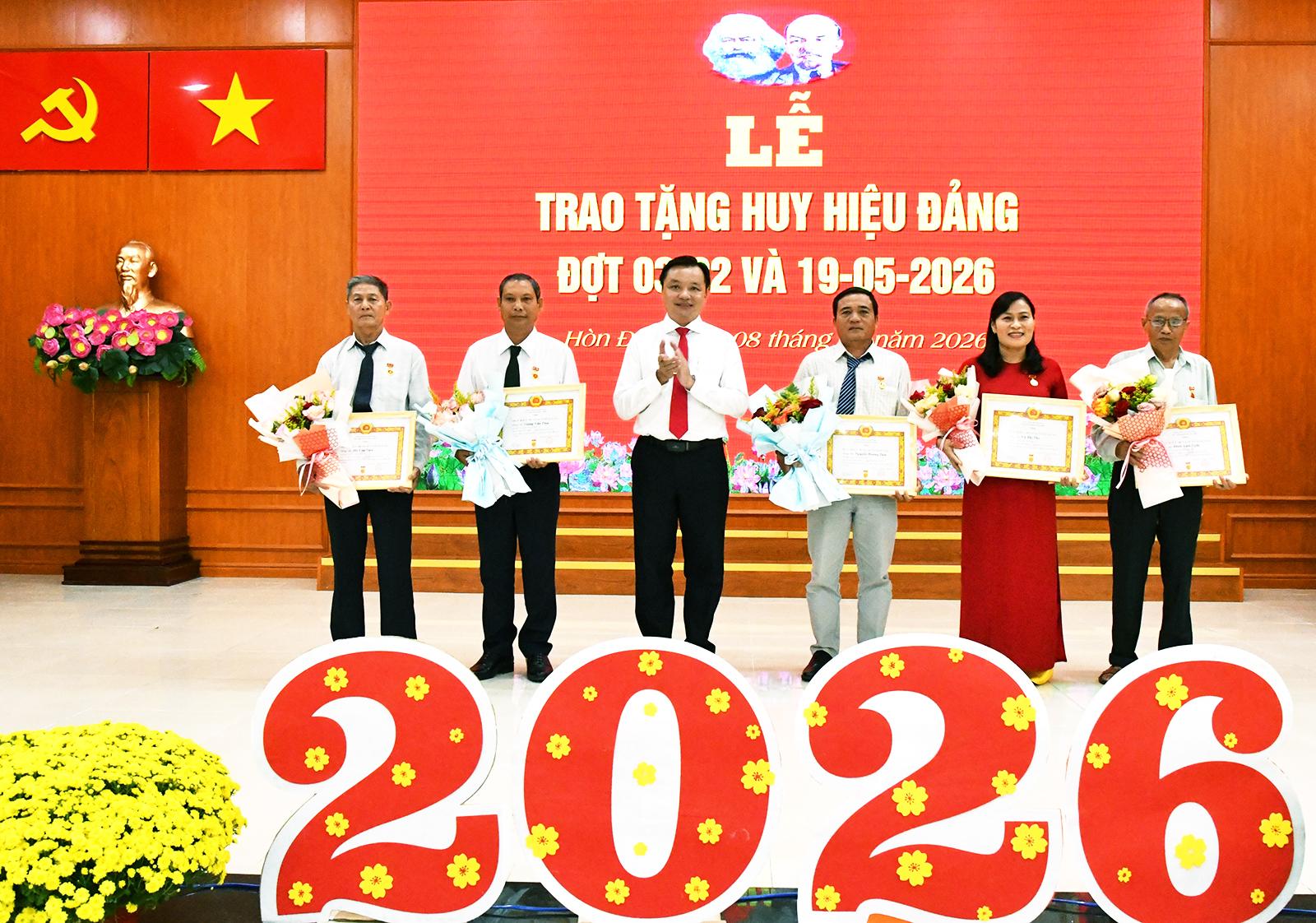 Xã Hòn Đất trao Huy hiệu Đảng và họp mặt mừng Đảng - mừng Xuân Bính Ngọ 2026