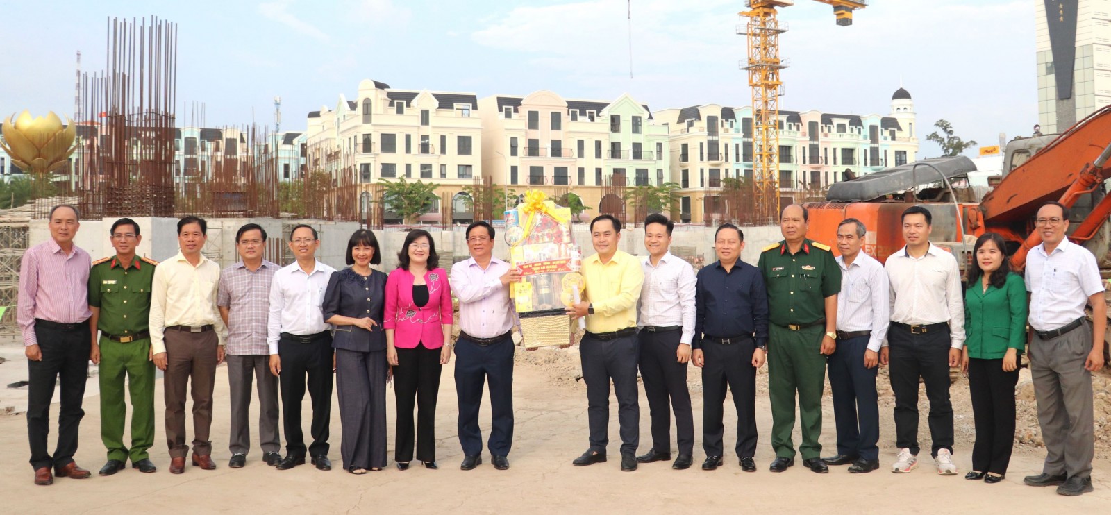 Ủy viên Ban Chấp hành Trung ương Đảng, Phó Bí thư Tỉnh ủy, Chủ tịch UBND tỉnh An Giang Hồ Văn Mừng  thăm, tặng quà Công ty TNHH T&T Land Long Xuyên