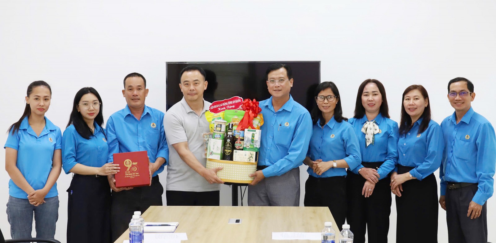 Công đoàn tỉnh An Giang thăm doanh nghiệp và bàn giao “Mái ấm Công đoàn”