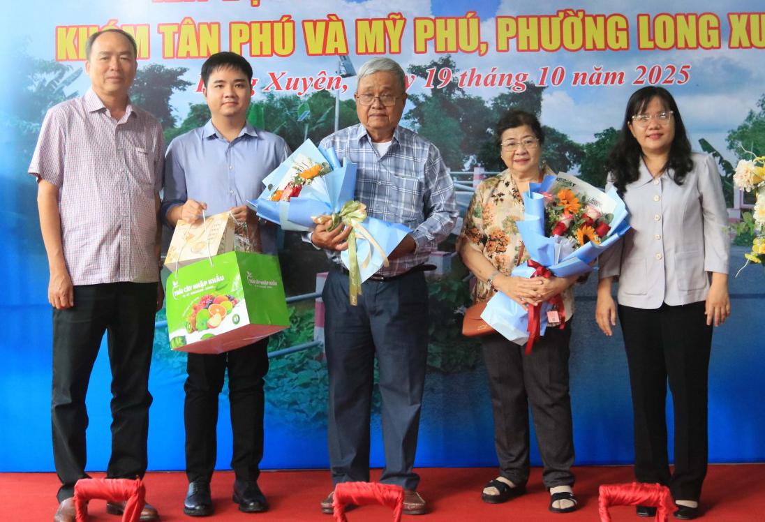 Tặng quà tri ân cho gia đình ông Nguyễn Minh Lương