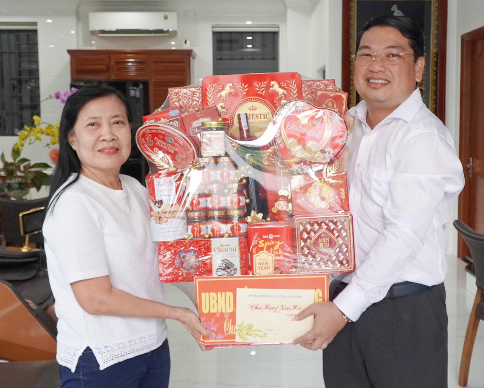 Phó Chủ tịch UBND tỉnh An Giang Lê Trung Hồ thăm, chúc tết nguyên Phó Chủ tịch UBND tỉnh