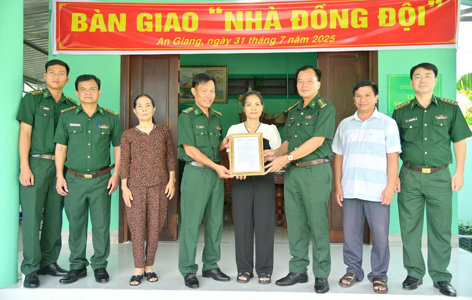 Bộ đội Biên phòng tỉnh An Giang bàn giao nhà Đồng đội