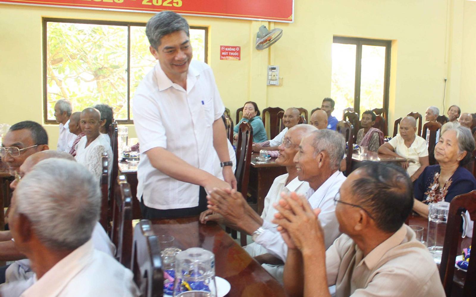 Thứ trưởng Y Vinh Tơr kiểm tra công tác dân tộc, tôn giáo tại An Giang