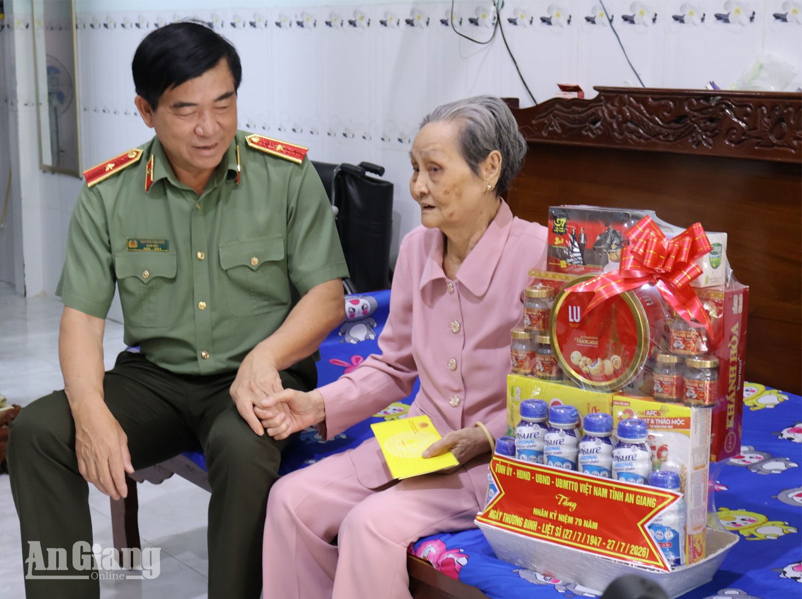 Thiếu tướng Nguyễn Văn Hận thăm gia đình chính sách tại phường Hà Tiên, Tô Châu