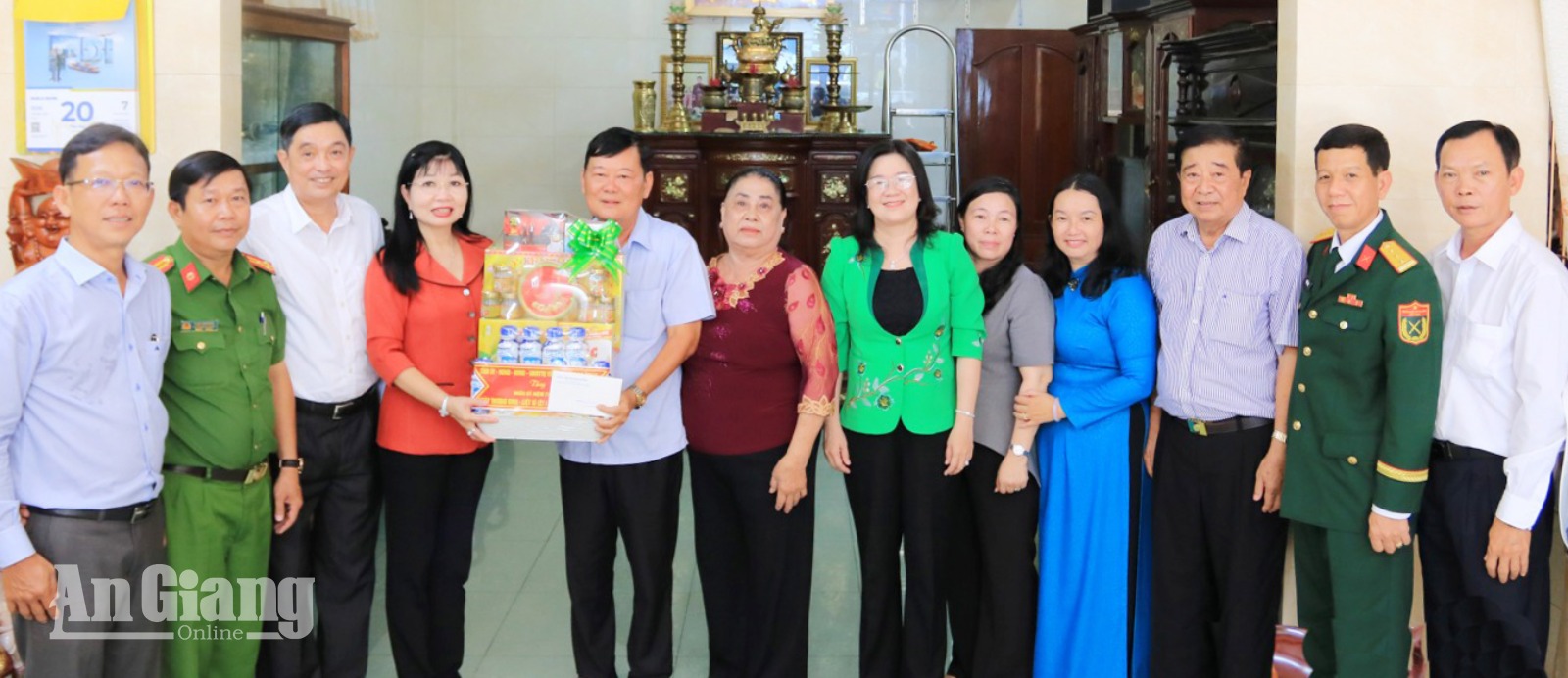 Đồng chí Trần Thị Thanh Hương thăm gia đình người có công tại phường Long Xuyên Phó Bí thư Tỉnh ủy, Chủ tịch Ủy ban MTTQ Việt Nam tỉnh An Giang Trần Thị Thanh Hương thăm, tặng quà ông Dương Thái Nguyên