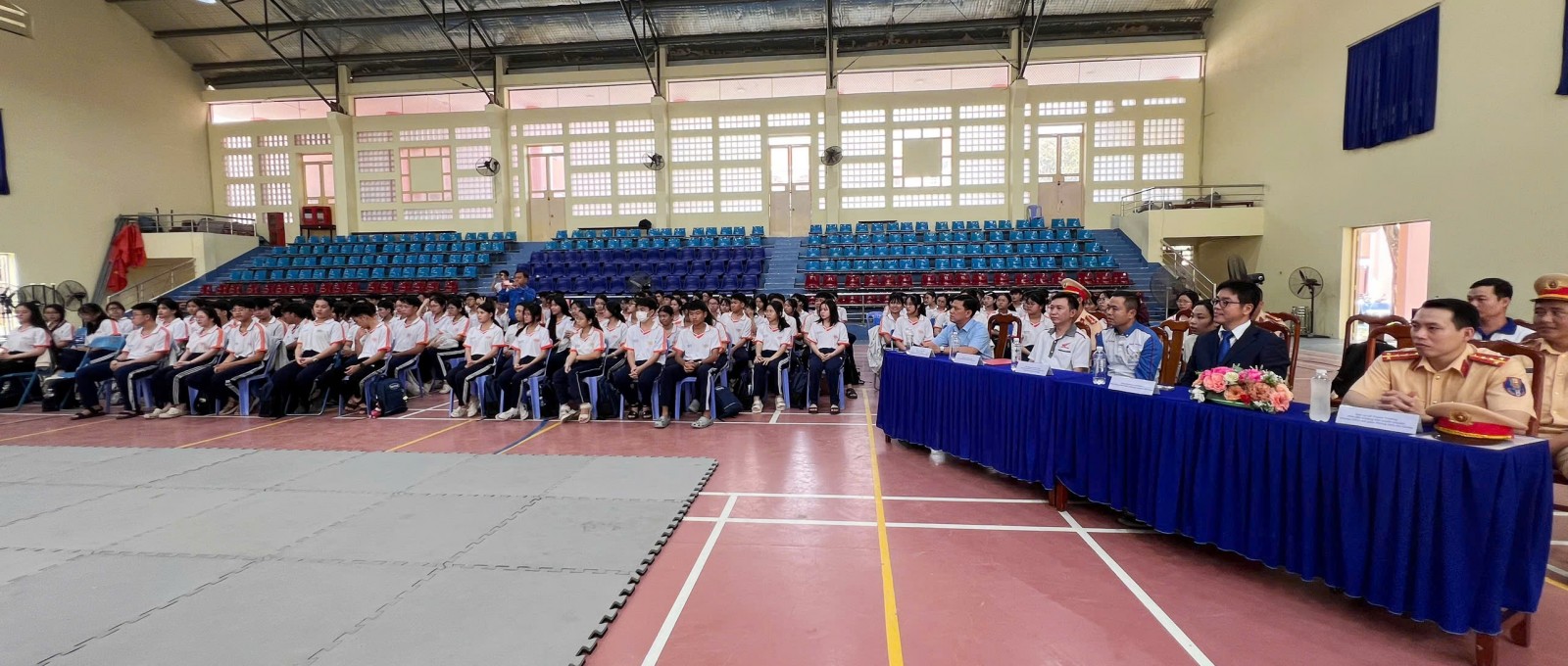 Đại biểu v&agrave; học sinh tham dự chương tr&igrave;nh