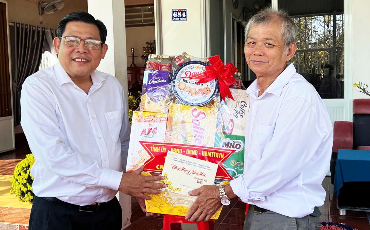 Phó Chủ tịch UBND tỉnh An Giang Ngô Công Thức chúc tết các phường, xã và gia đình chính sách