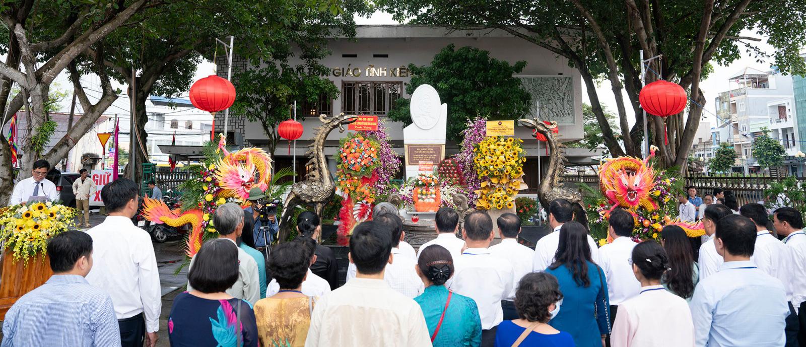 Thắp hương Bia ghi dấu địa điểm Anh hùng dân tộc Nguyễn Trung Trực bị giặc Pháp hành hình năm 1868
