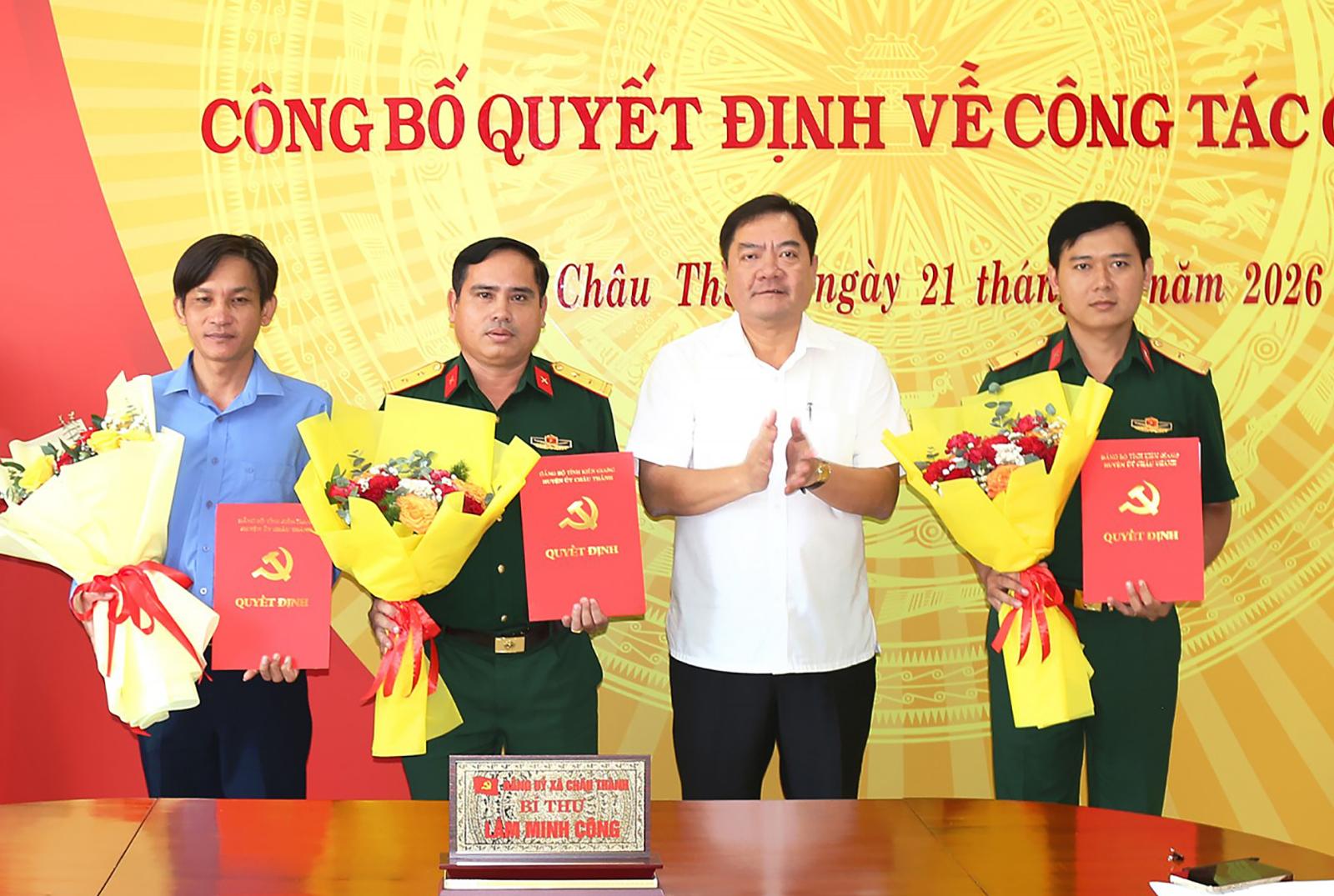 Ban Thường vụ Đảng ủy xã Châu Thành trao quyết định công tác cán bộ