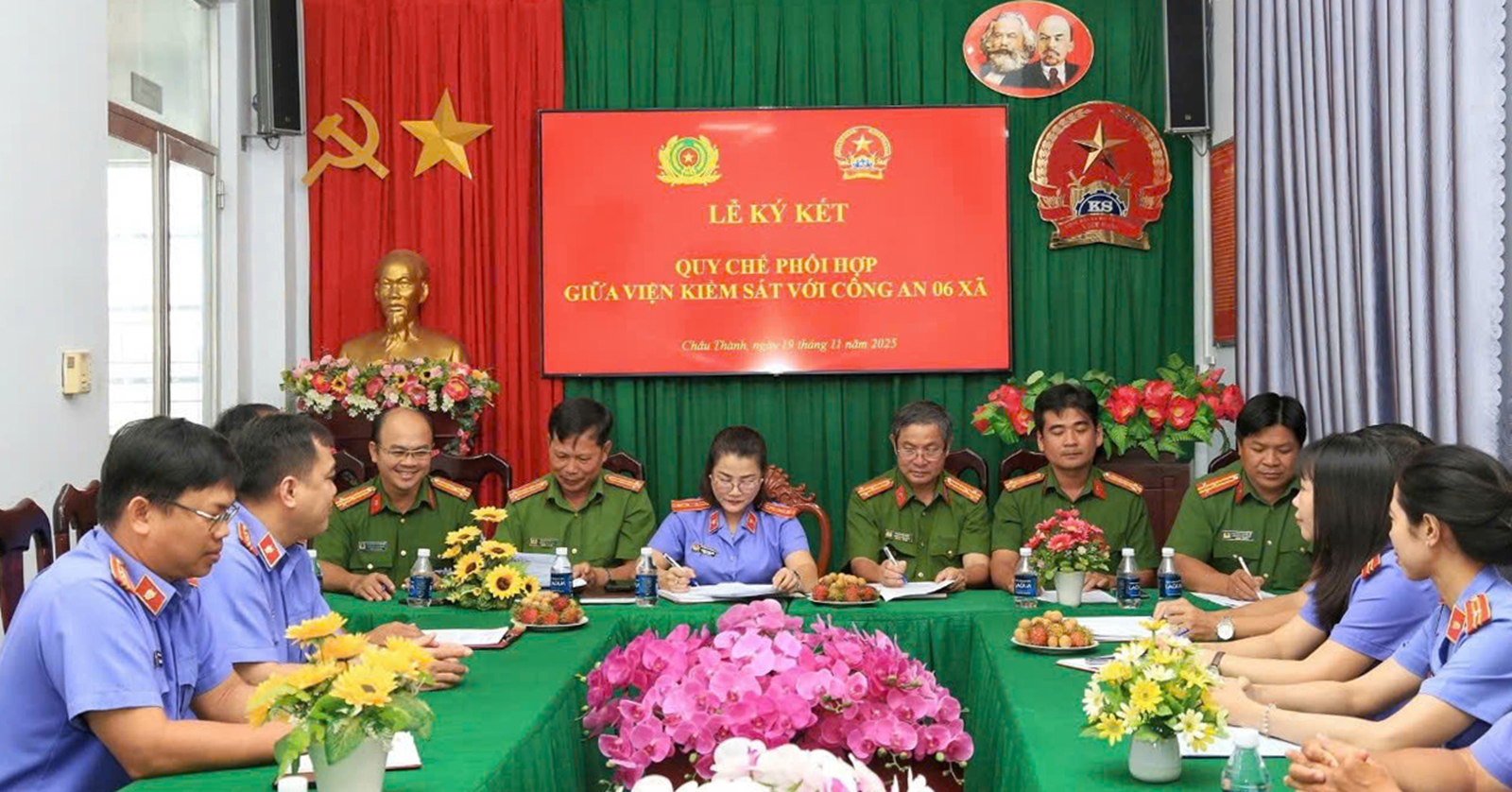 Viện Kiểm sát ký kết quy chế phối hợp cùng công an 102 phường, xã, đặc khu Các đơn vị ký kết Quy chế với Viện Kiểm sát nhân dân Khu vực 3