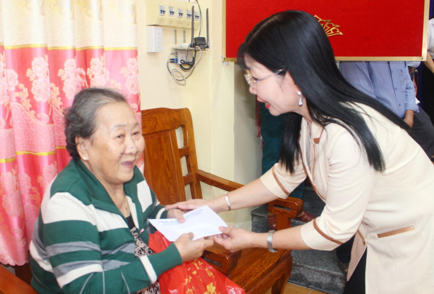 Phó Bí thư Tỉnh ủy An Giang Trần Thị Thanh Hương thăm, chúc Tết gia đình chính sách tại xã Thoại Sơn