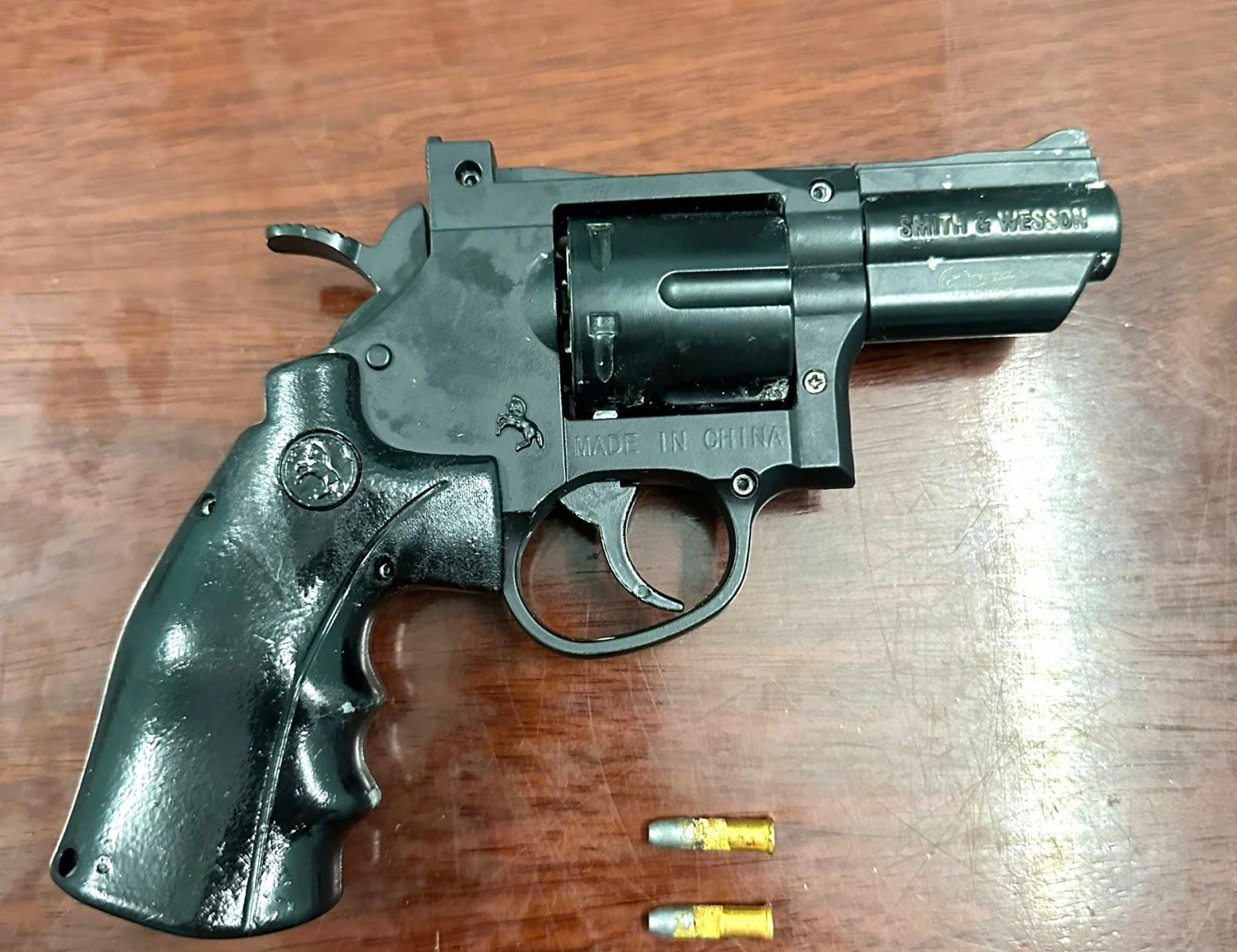 Khởi tố đối tượng tàng trữ trái phép vũ khí quân dụng