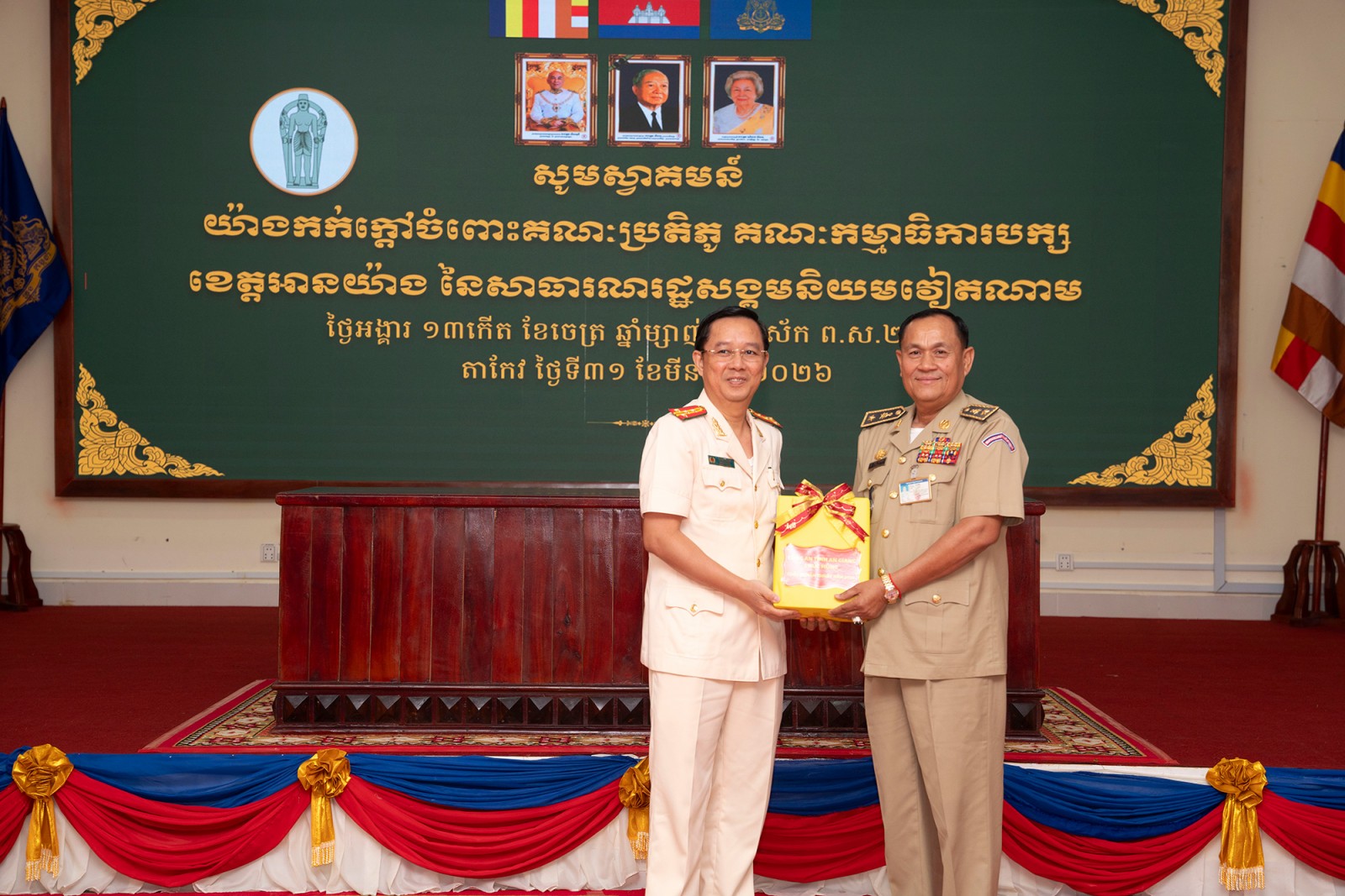 Phó Bí thư Tỉnh ủy, Chủ tịch Ủy ban MTTQ Việt Nam tỉnh An Giang Trần Thị Thanh Hương chúc Tết Chôl Chnăm Thmây tại tỉnh TaKeo