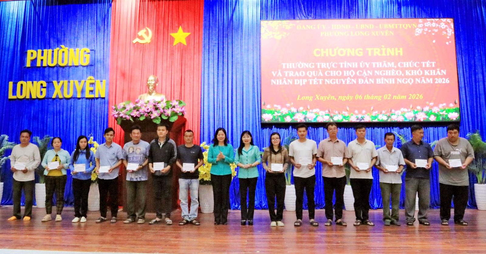 Phó Bí thư Tỉnh ủy An Giang Trần Thị Thanh Hương tặng quà tết tại phường Long Xuyên Phó Bí thư Tỉnh ủy An Giang Trần Thị Thanh Hương tặng quà cho các hộ dân